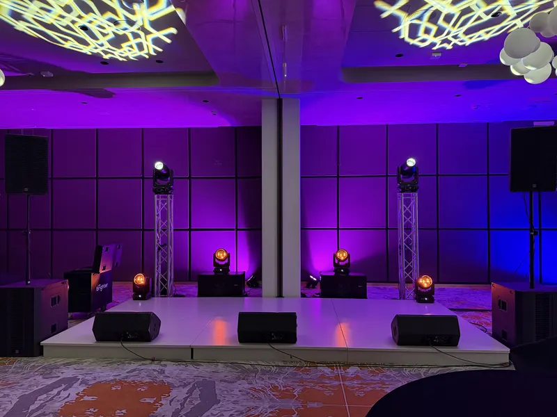 Scena i oświetlenie bankietu festiwalu Dialog w hotelu Mövenpick