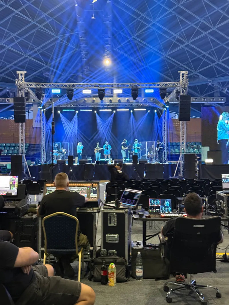 Scena, nagłośnienie, oświetlenie i stanowisko realizatorskie Festiwalu Nadziei w Hali Orbita