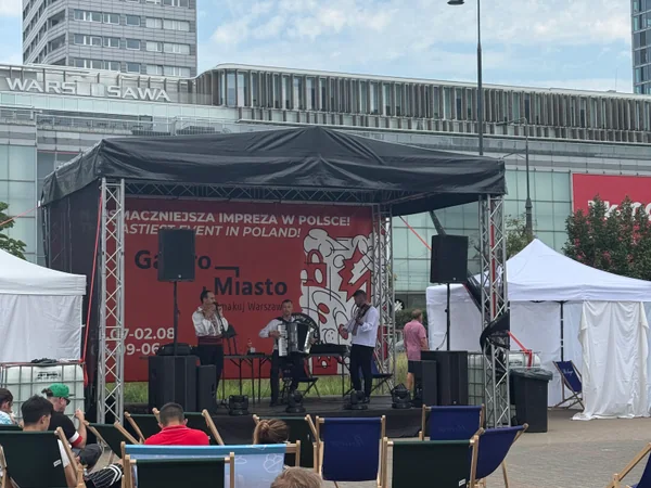 Zadaszona scena, nagłośnienie i oświetlenie Gastro Miasto na Placu Centralnym w Warszawie