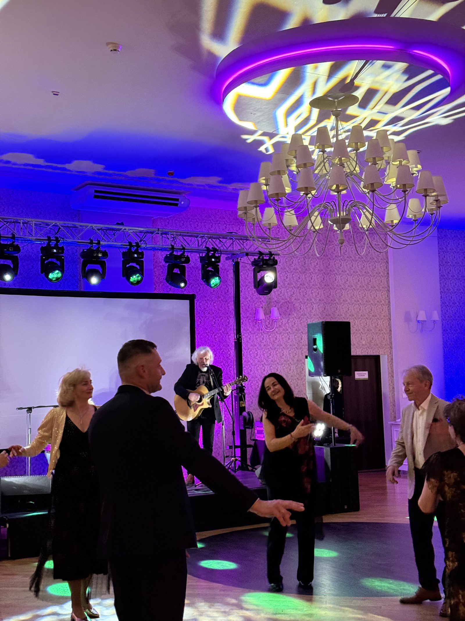 Ekran do projekcji podczas wydarzenia w Hotelu Trzebnica