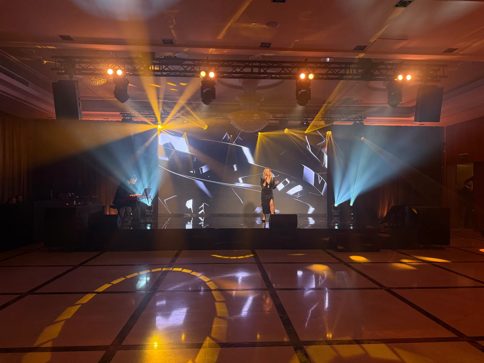 Scena, ekran LED, nagłośnienie i oświetlenie podczas jubileuszu 25-lecia w Haston City Hotel