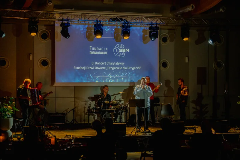 Oświetlenie i konstrukcja z kratownic podczas III Koncertu Charytatywnego Fundacji Drzwi Otwarte we Wrocławiu