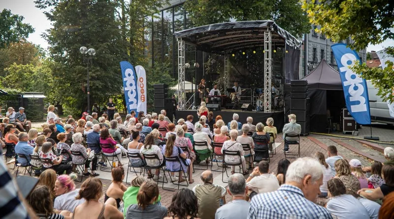 Scena mobilna podczas Koncertów Promenadowych 2026 na Placu Wolności w Opolu
