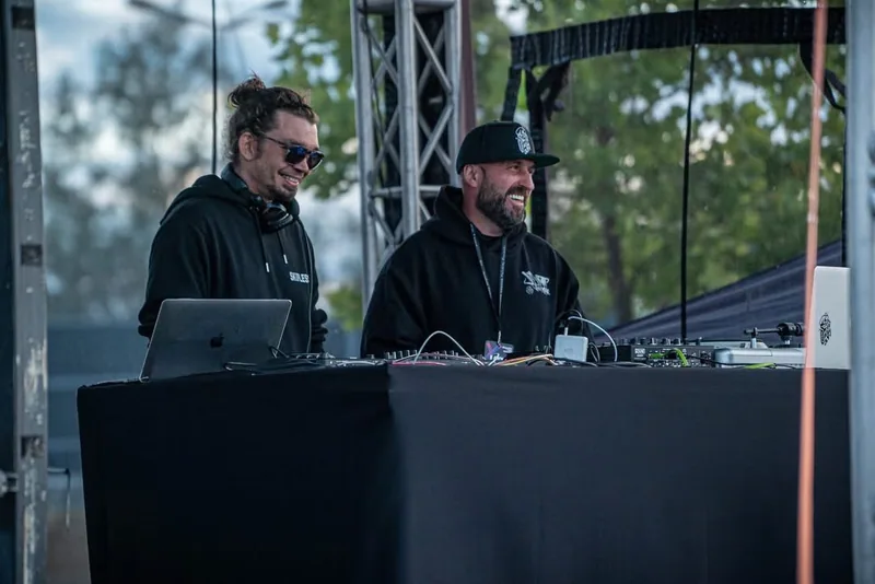 DJ-e na małej scenie podczas Opole Rap Scena 2026