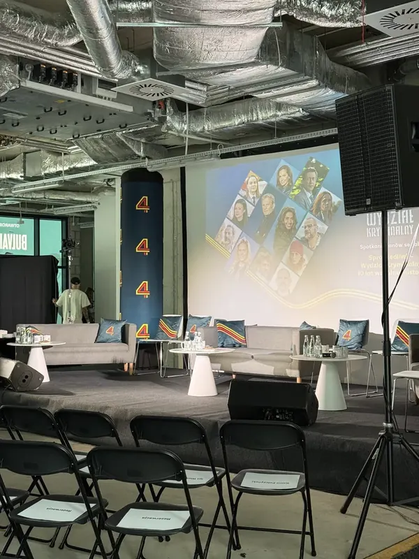 Scena talk-show i nagłośnienie jubileuszu serialu w Bulvary Wrocław