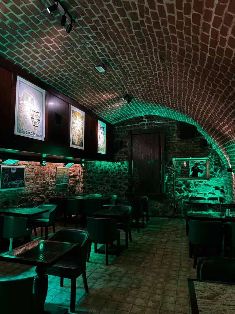 Zielone oświetlenie ceglanych ścian i sklepienia lokalu podczas marcowej realizacji Tullamore D.E.W.