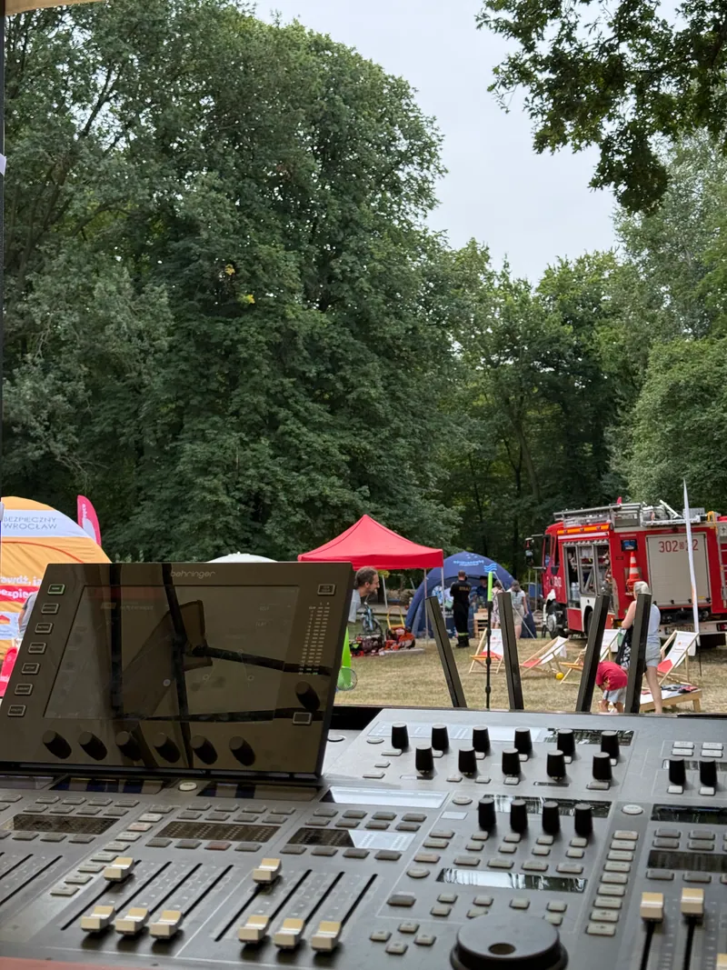Stanowisko realizatora nagłośnienia podczas pikniku w Parku Szczytnickim