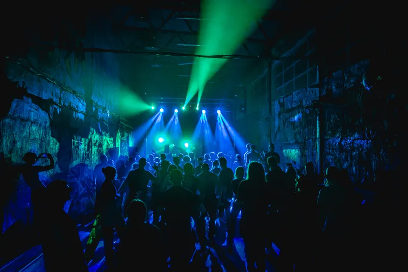 Oświetlenie i kratownice podczas Warehouse Smasher we Wrocławiu