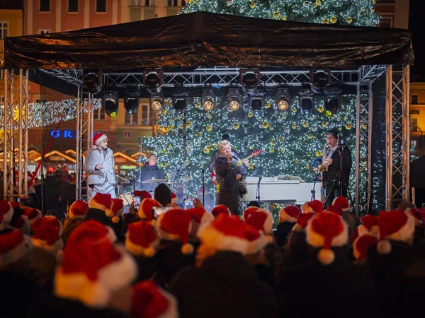 Zadaszona scena, oświetlenie i publiczność koncertu Wrocław jest kolędą na placu Gołębim