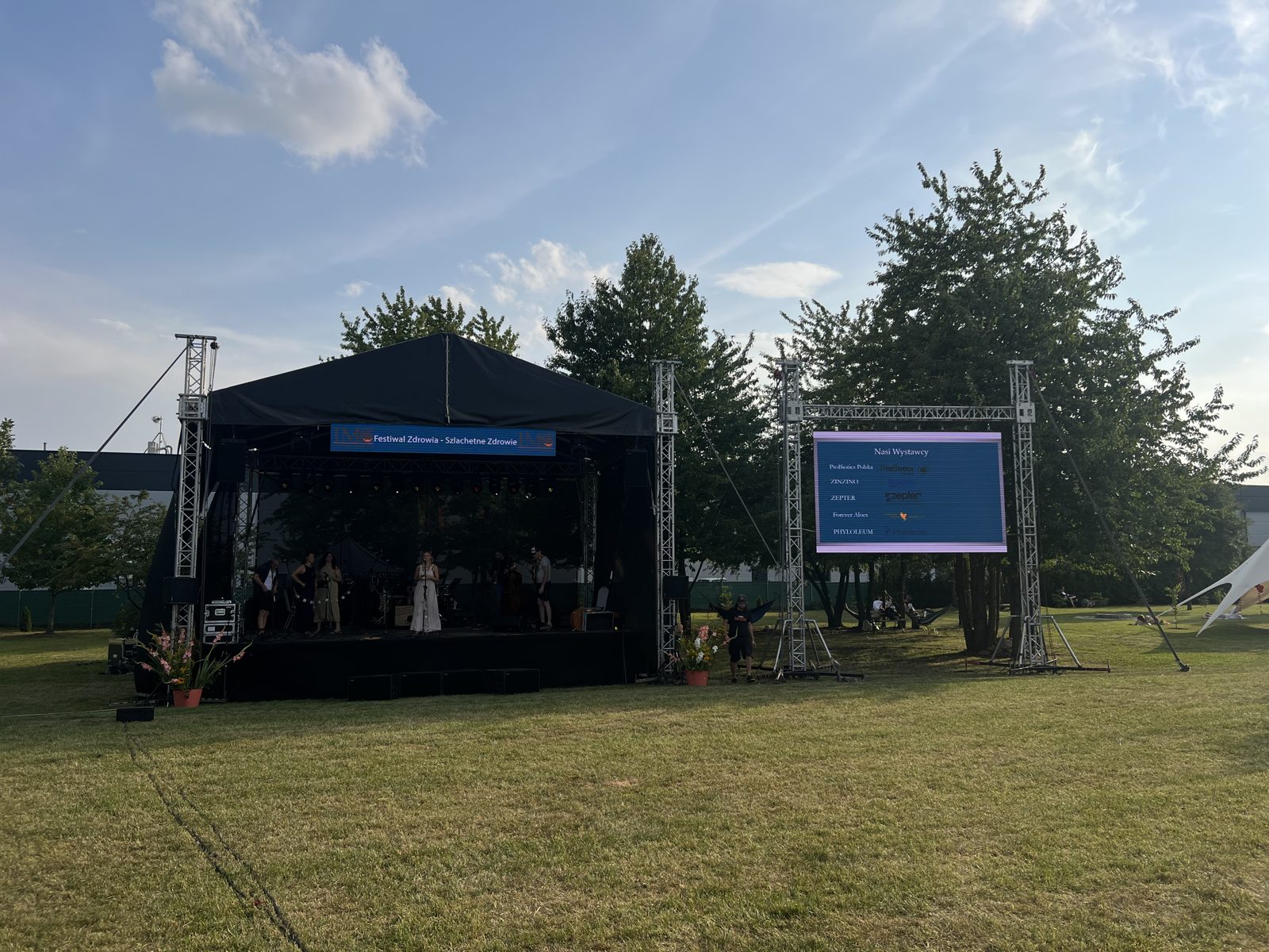 Zabudowa specjalna z kratownic — scena z zadaszeniem i wieża pod telebim LED na festiwalu plenerowym, Wrocław / Dolny Śląsk